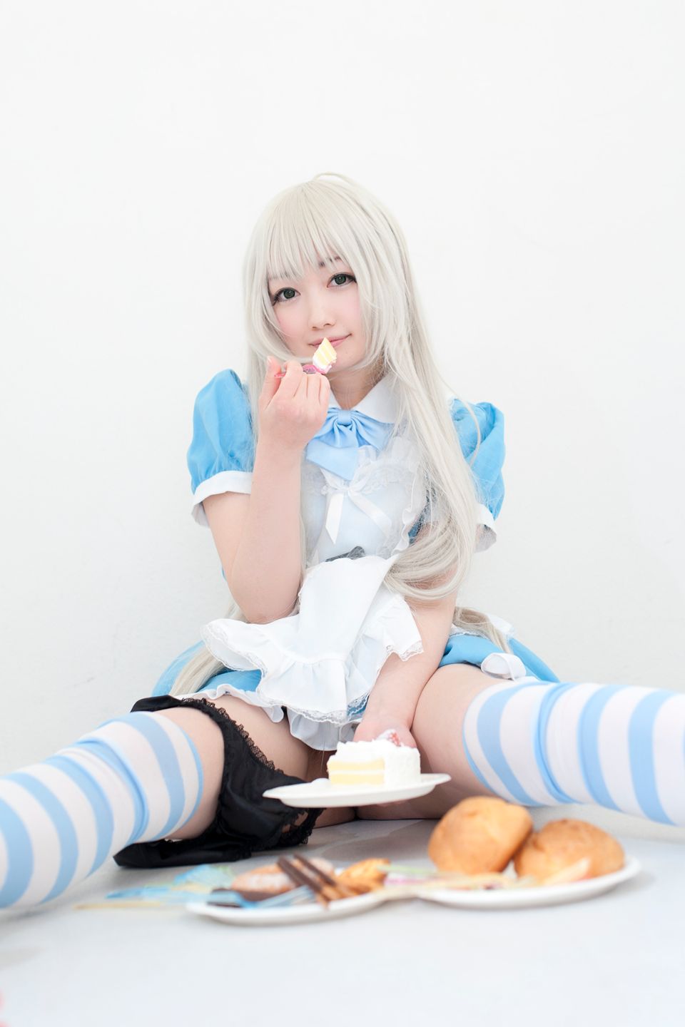 Nyarko cạo râu bò với bộ đồ bơi và vớ đầu gối yêu thích của cô ấy!