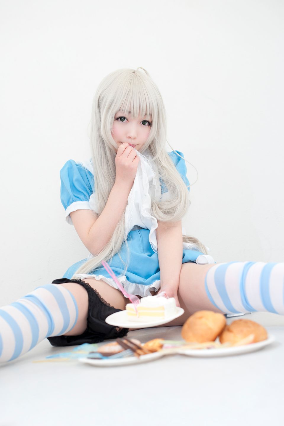 Nyarko cạo râu bò với bộ đồ bơi và vớ đầu gối yêu thích của cô ấy!