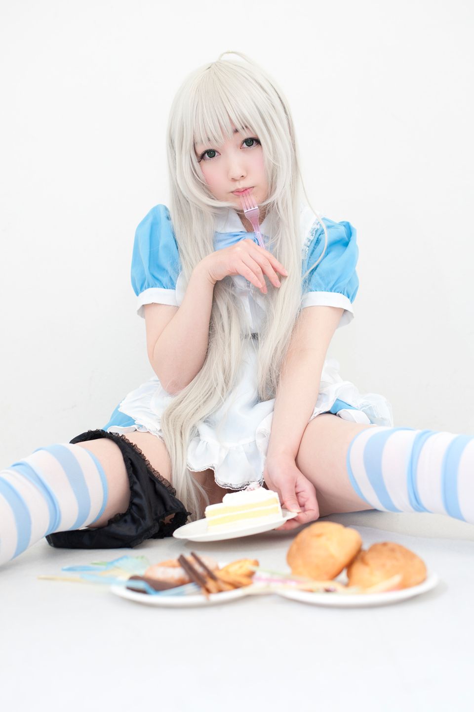 Nyarko cạo râu bò với bộ đồ bơi và vớ đầu gối yêu thích của cô ấy!