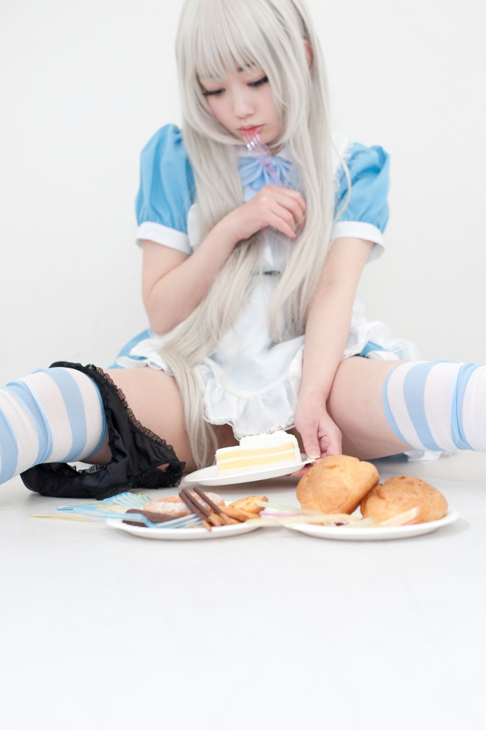 Nyarko cạo râu bò với bộ đồ bơi và vớ đầu gối yêu thích của cô ấy!