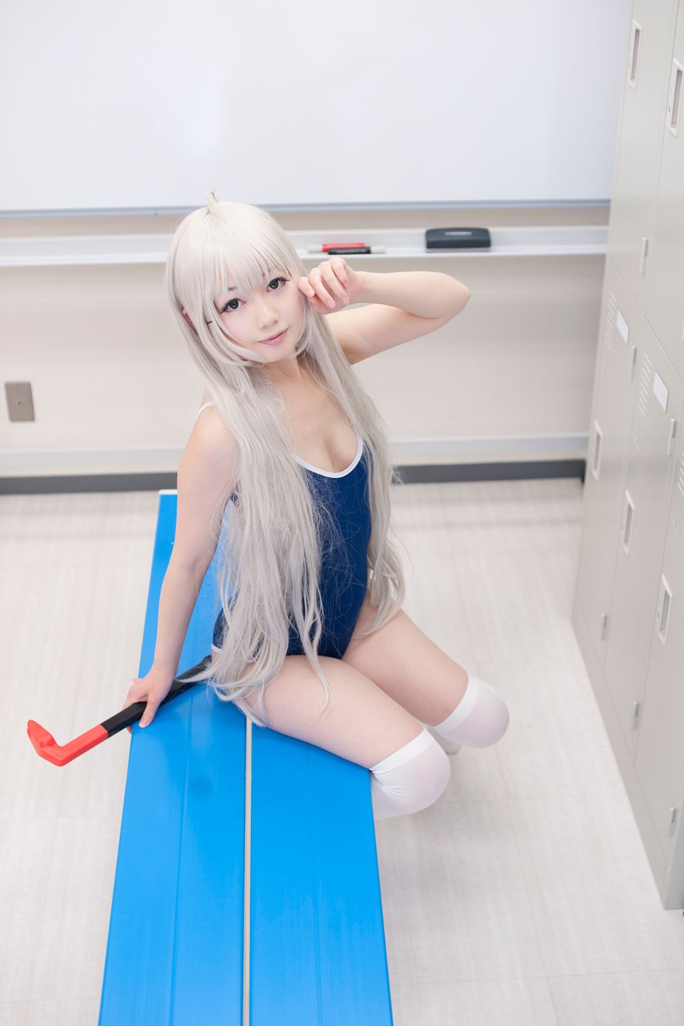 Nyarko cạo râu bò với bộ đồ bơi và vớ đầu gối yêu thích của cô ấy!