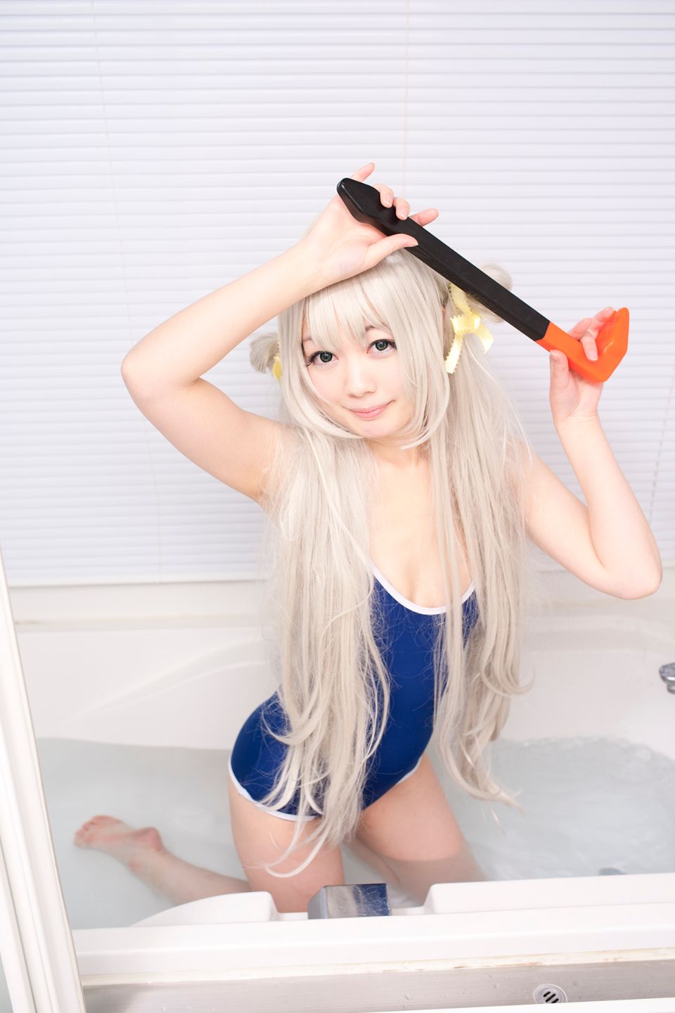 Nyarko cạo râu bò với bộ đồ bơi và vớ đầu gối yêu thích của cô ấy!