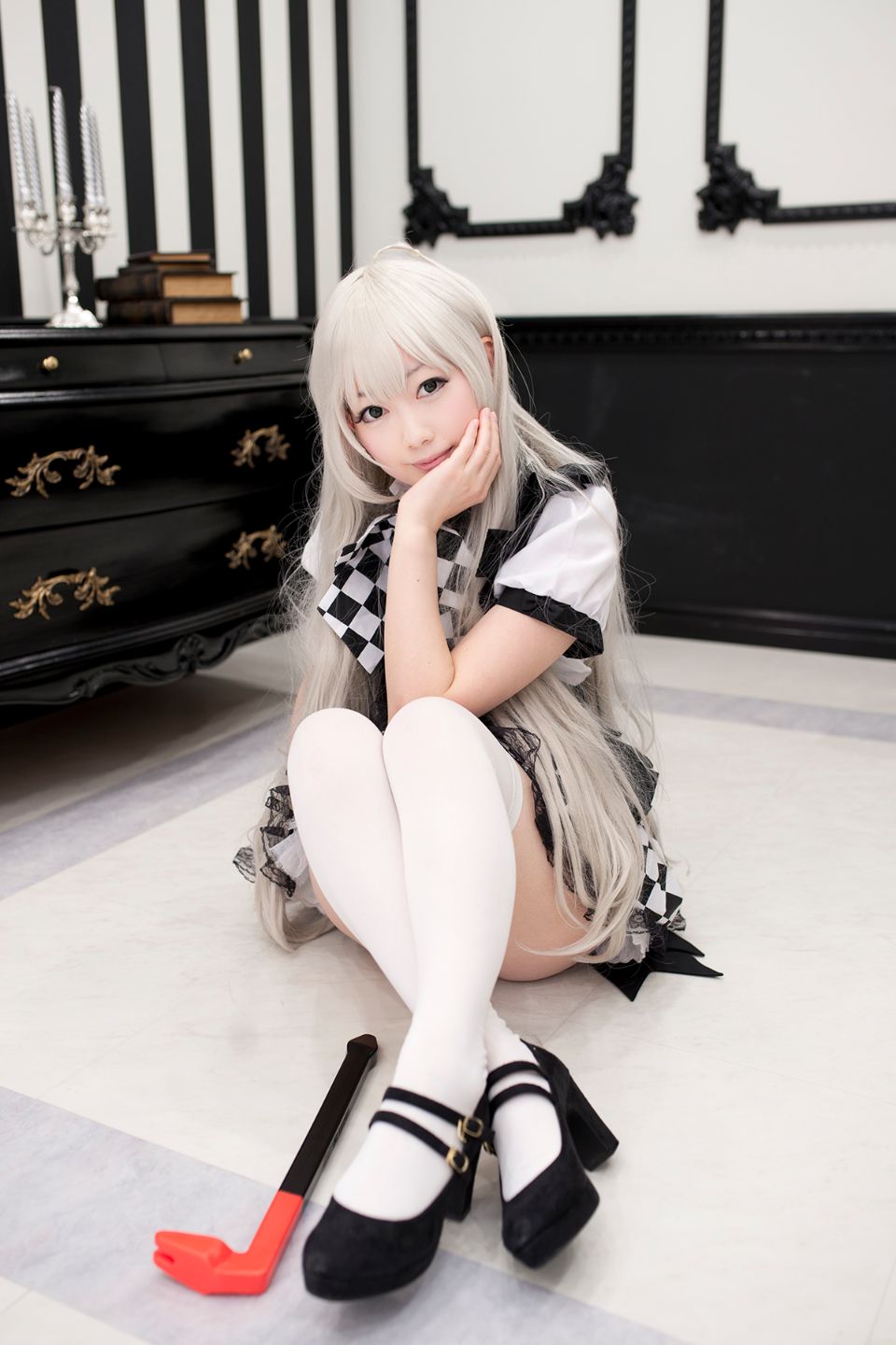 Nyarko cạo râu bò với bộ đồ bơi và vớ đầu gối yêu thích của cô ấy!