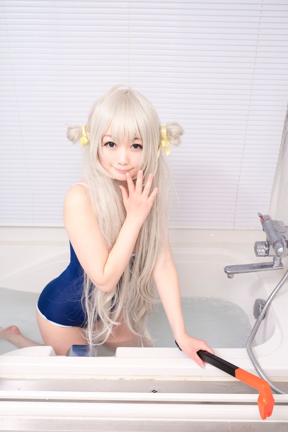 Nyarko cạo râu bò với bộ đồ bơi và vớ đầu gối yêu thích của cô ấy!