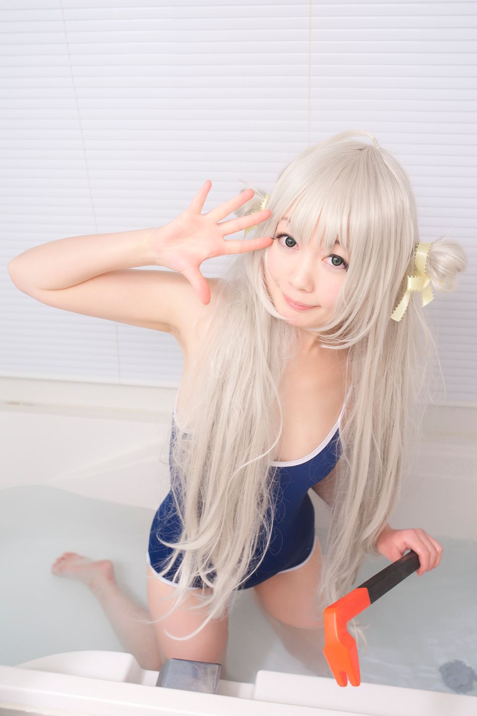 Nyarko cạo râu bò với bộ đồ bơi và vớ đầu gối yêu thích của cô ấy!