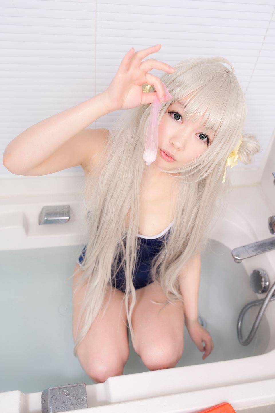 Nyarko cạo râu bò với bộ đồ bơi và vớ đầu gối yêu thích của cô ấy!