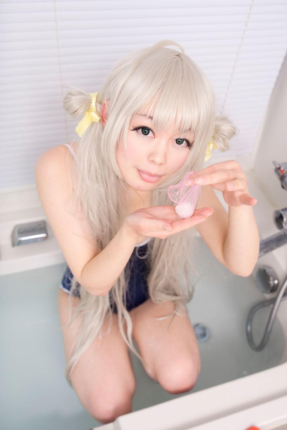 Nyarko cạo râu bò với bộ đồ bơi và vớ đầu gối yêu thích của cô ấy!