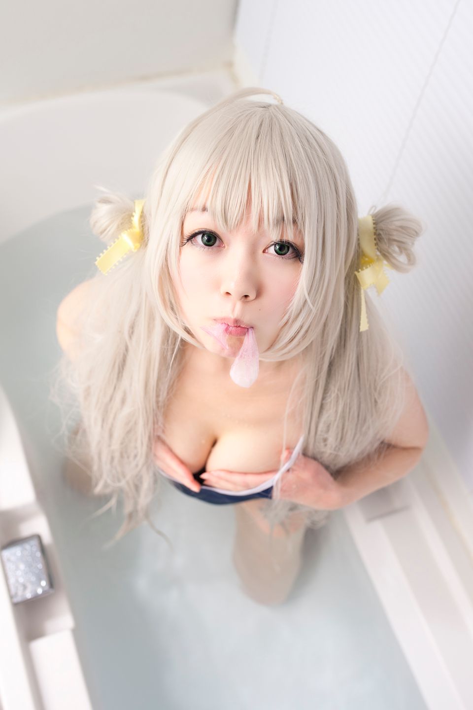 Nyarko cạo râu bò với bộ đồ bơi và vớ đầu gối yêu thích của cô ấy!