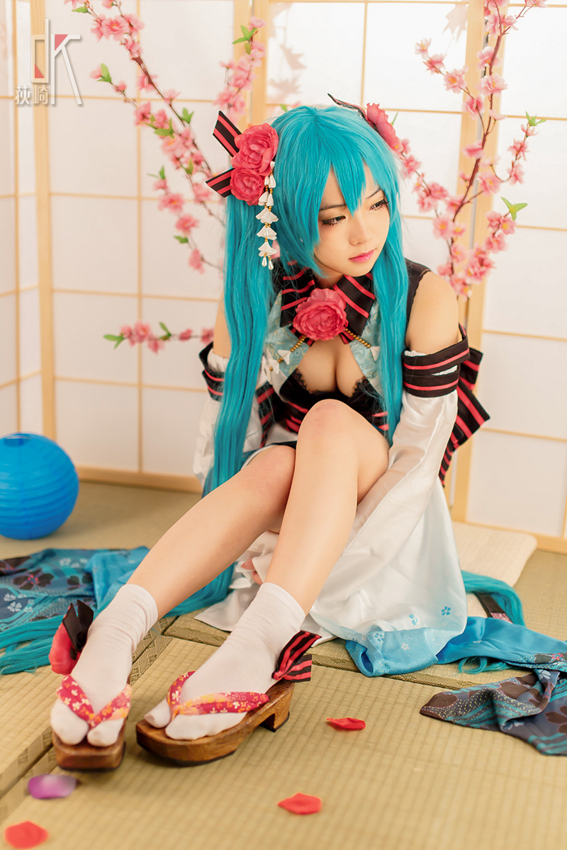 Phiên bản quốc ca kỳ lạ "Hatin Miku" cos