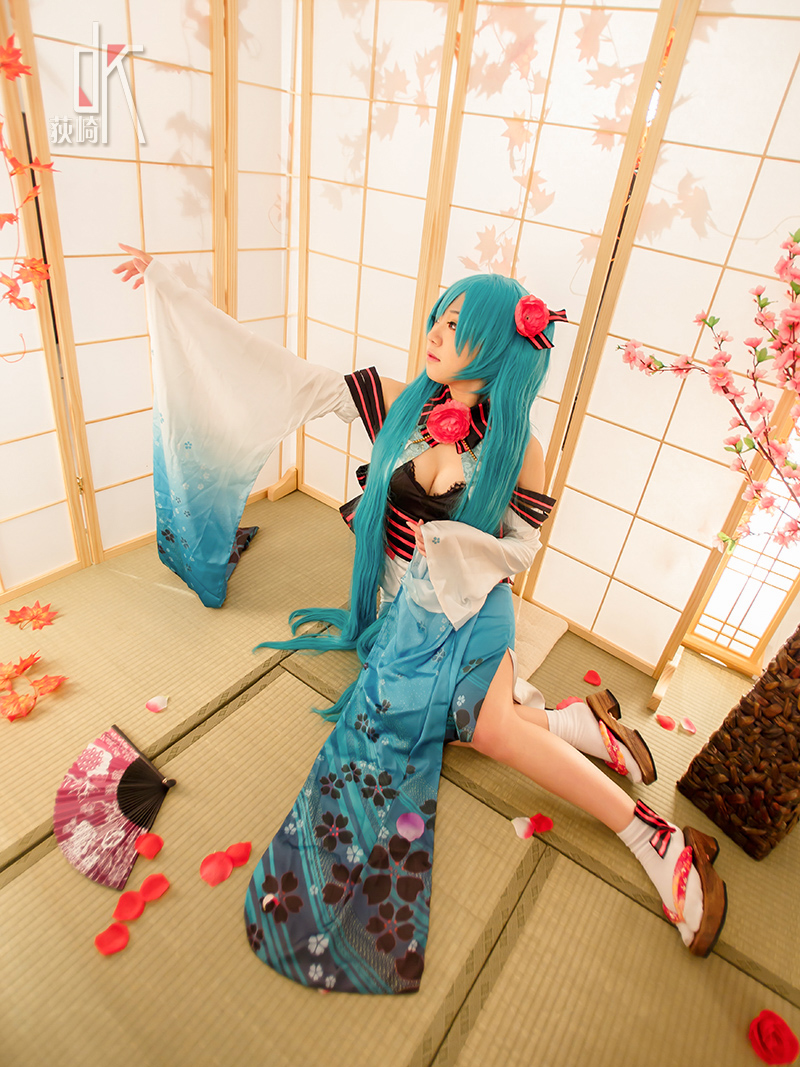 Phiên bản quốc ca kỳ lạ "Hatin Miku" cos