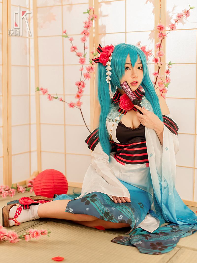Phiên bản quốc ca kỳ lạ "Hatin Miku" cos