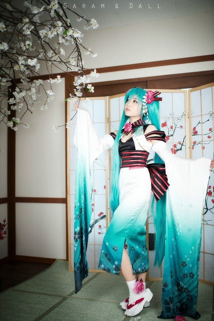 Phiên bản quốc ca kỳ lạ "Hatin Miku" cos