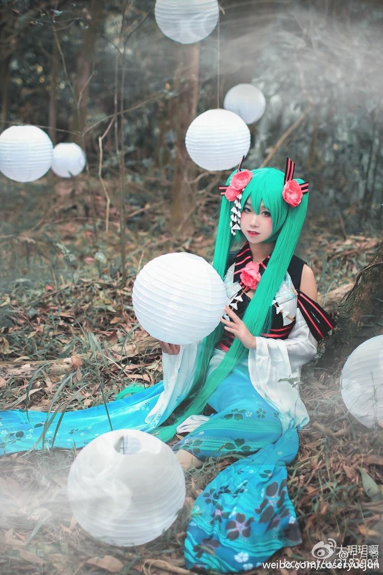 Phiên bản quốc ca kỳ lạ "Hatin Miku" cos