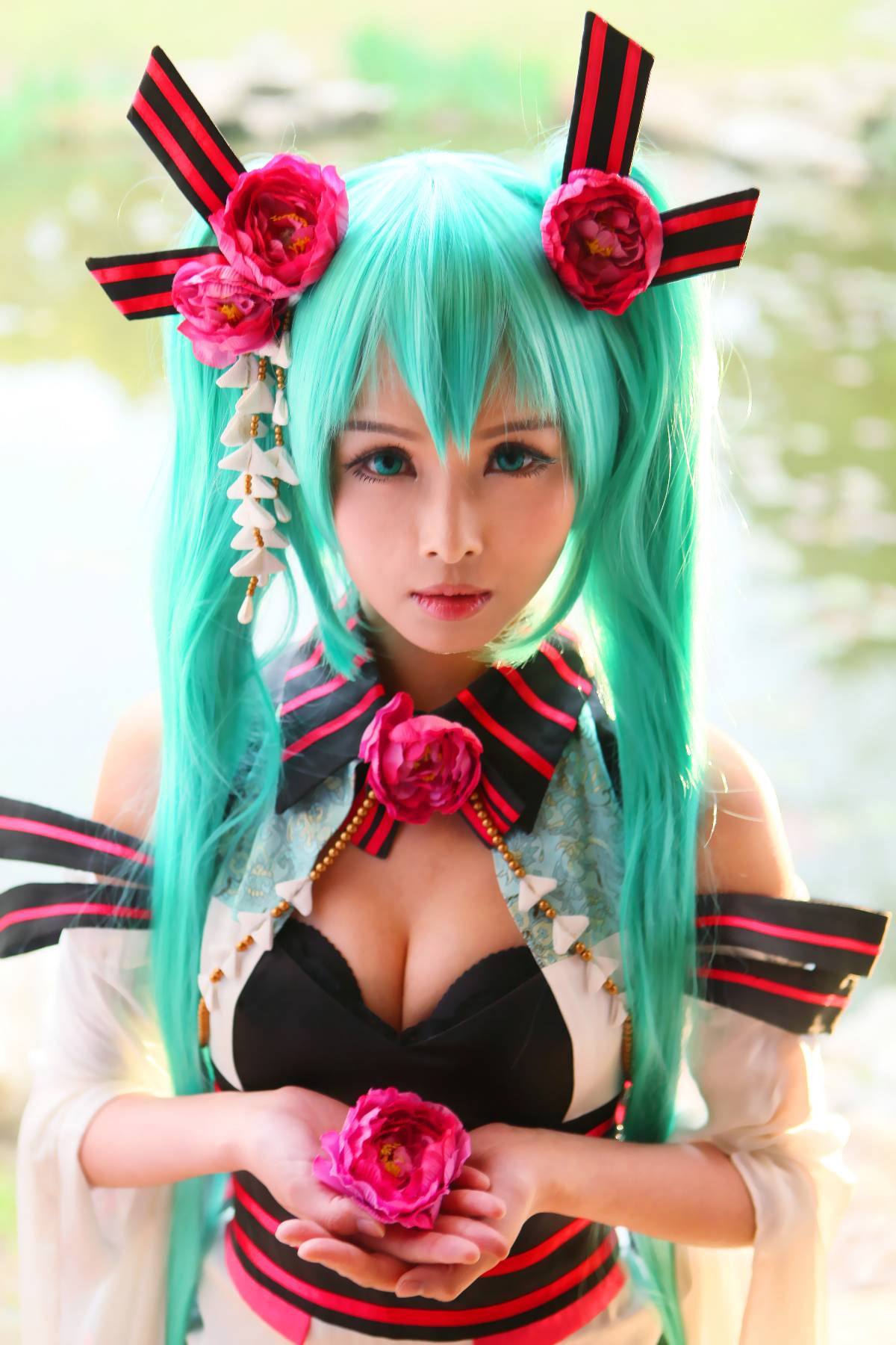 Phiên bản quốc ca kỳ lạ "Hatin Miku" cos