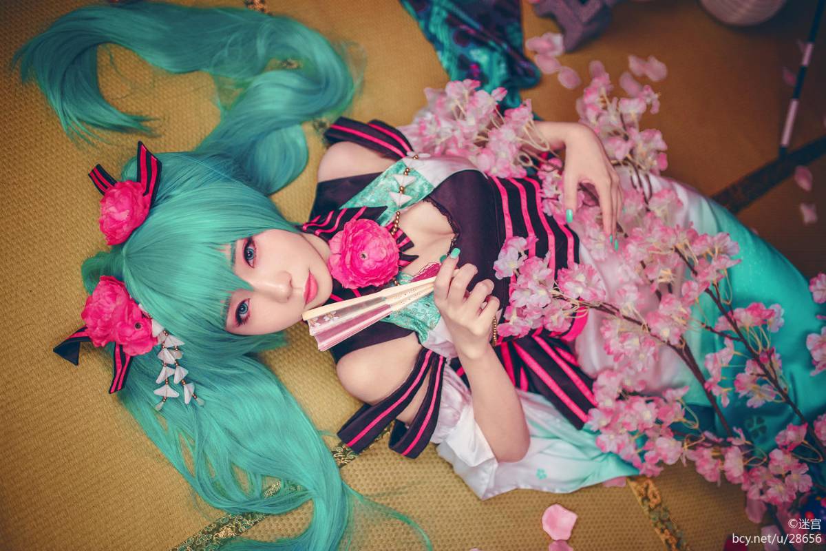 Phiên bản quốc ca kỳ lạ "Hatin Miku" cos