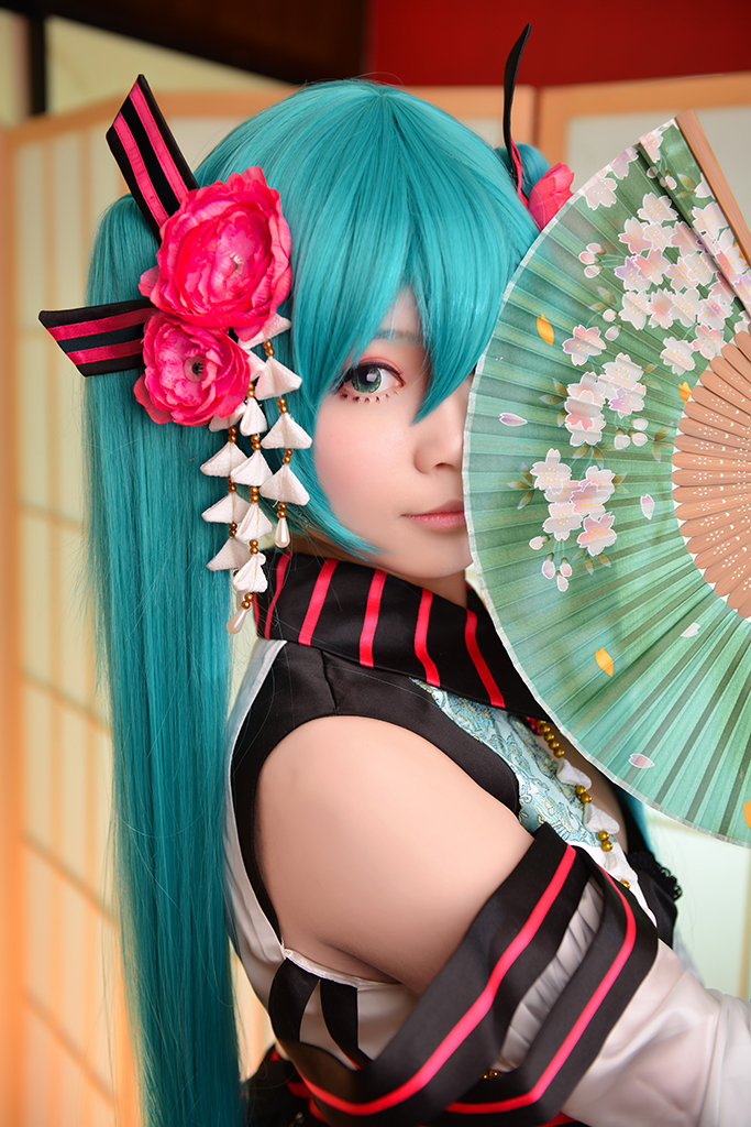Phiên bản quốc ca kỳ lạ "Hatin Miku" cos