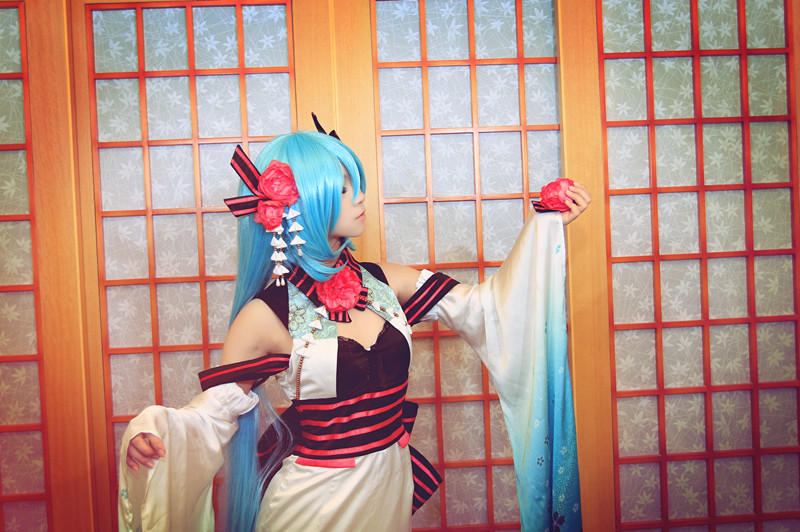 Phiên bản quốc ca kỳ lạ "Hatin Miku" cos