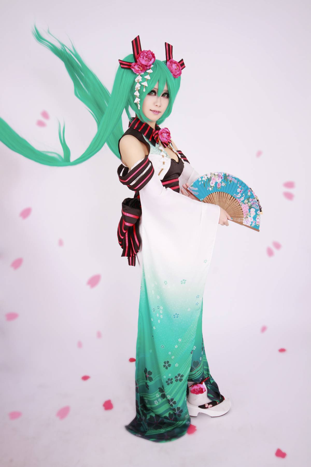 Phiên bản quốc ca kỳ lạ "Hatin Miku" cos