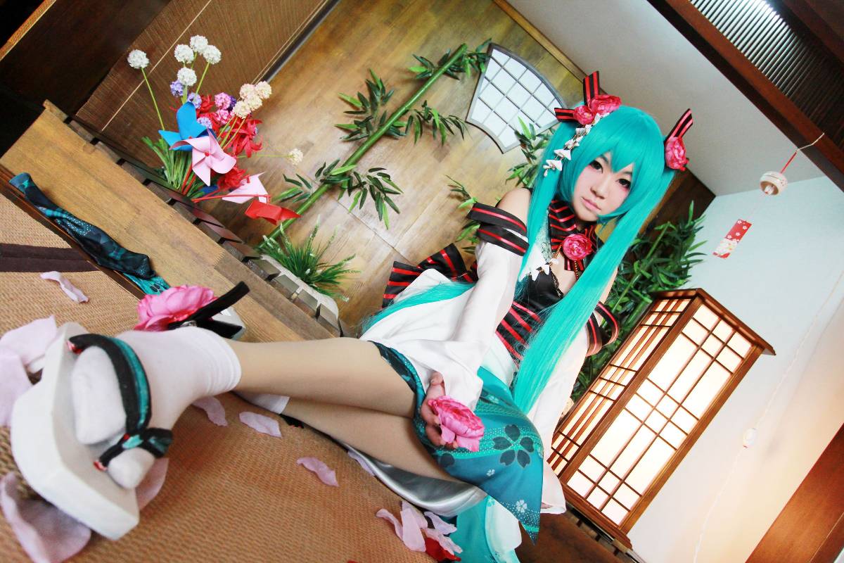 Phiên bản quốc ca kỳ lạ "Hatin Miku" cos
