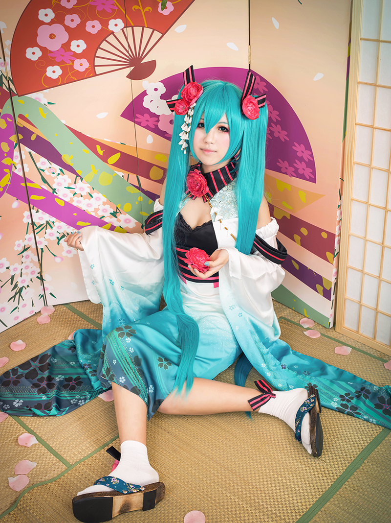 Phiên bản quốc ca kỳ lạ "Hatin Miku" cos