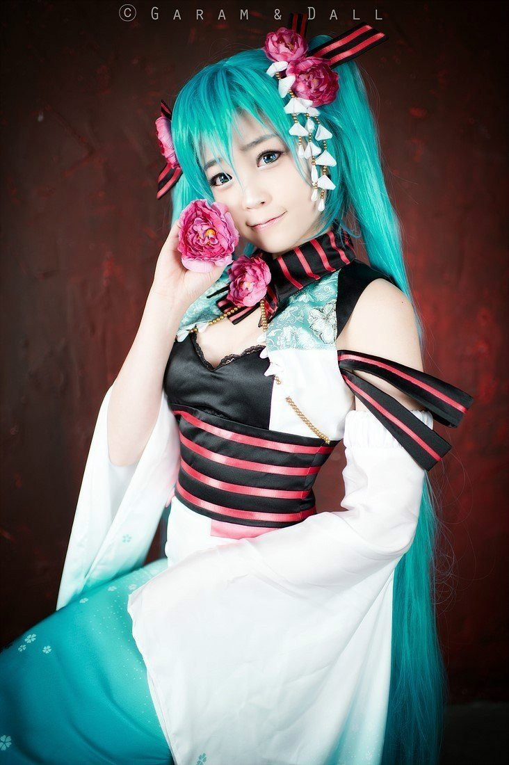 Phiên bản quốc ca kỳ lạ "Hatin Miku" cos