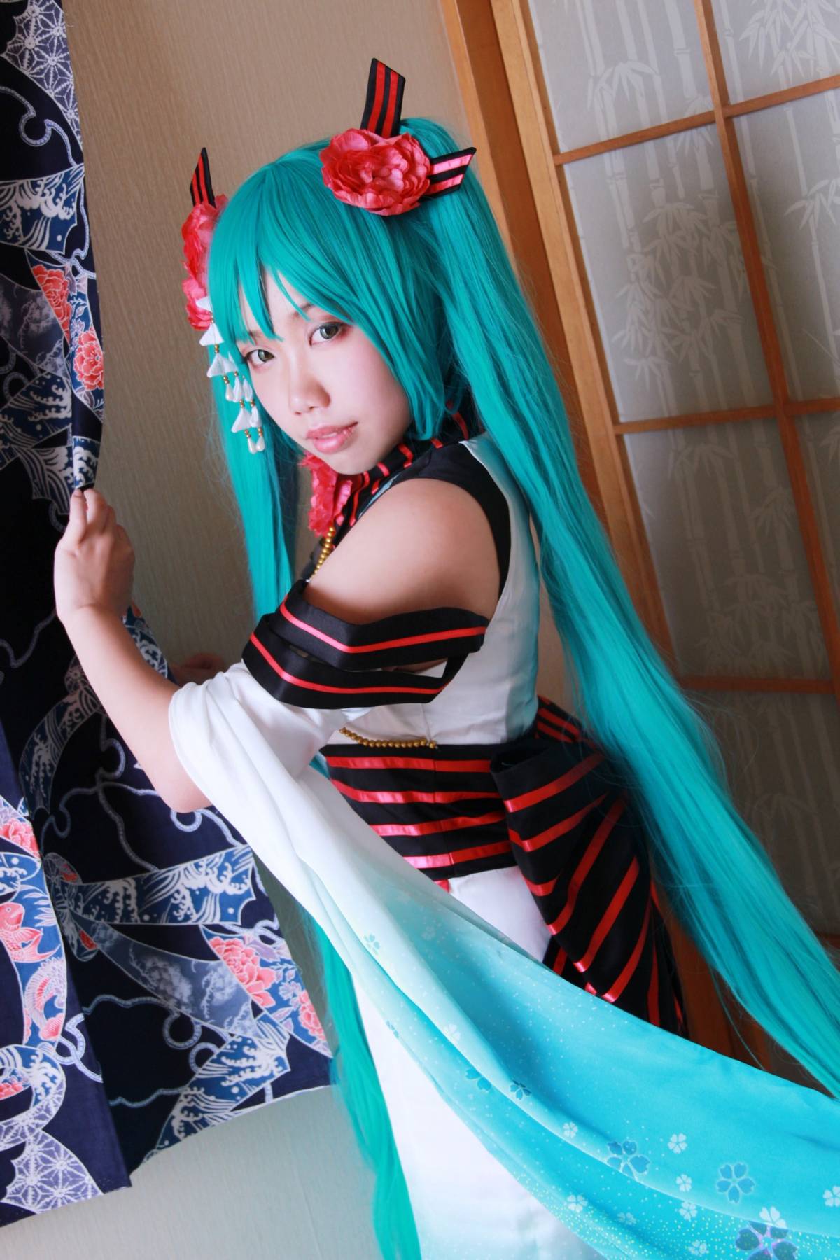Phiên bản quốc ca kỳ lạ "Hatin Miku" cos