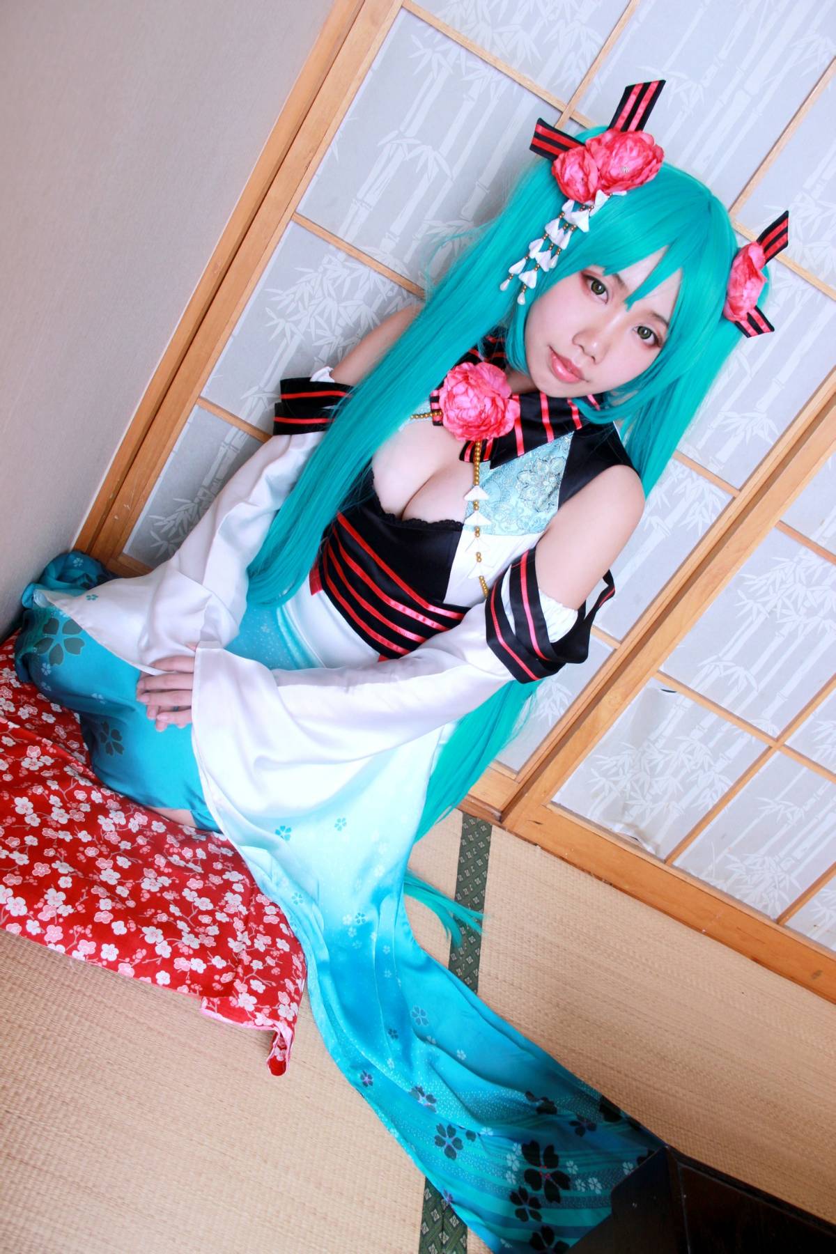 Phiên bản quốc ca kỳ lạ "Hatin Miku" cos