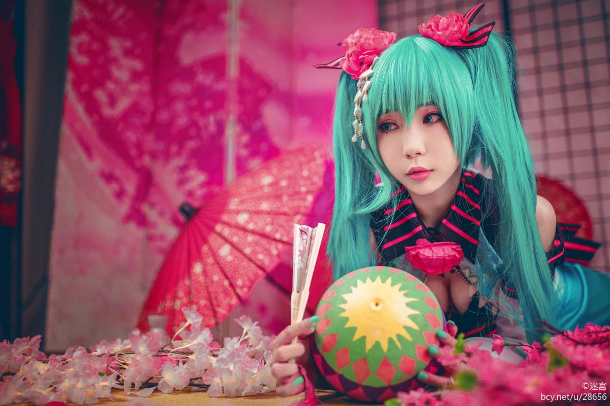 Phiên bản quốc ca kỳ lạ "Hatin Miku" cos