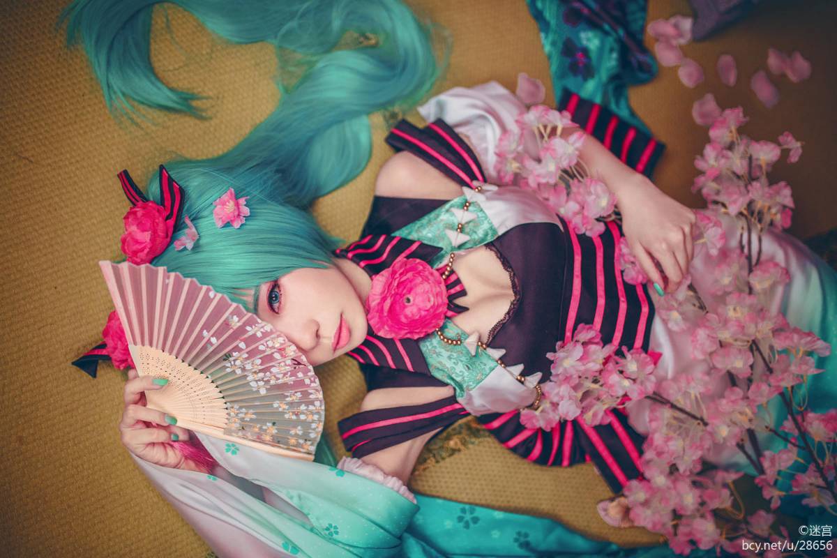 Phiên bản quốc ca kỳ lạ "Hatin Miku" cos