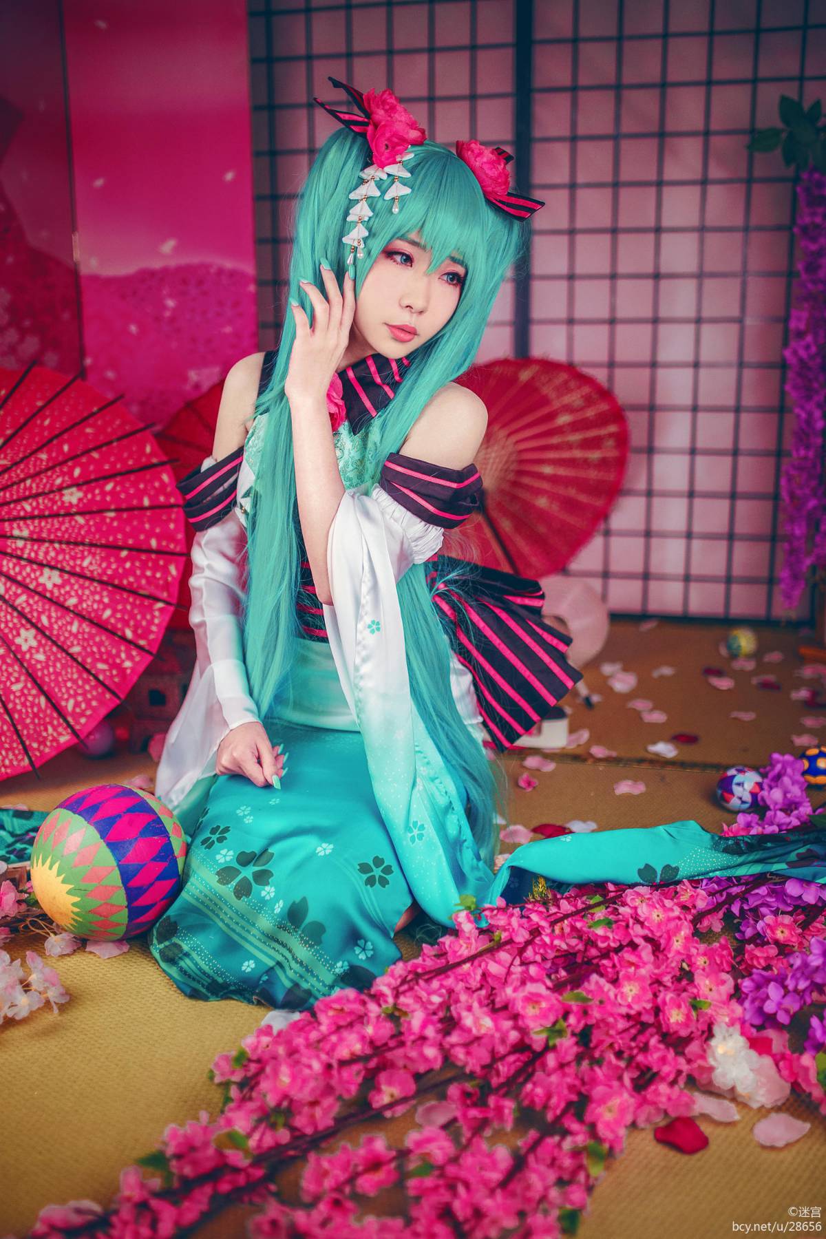 Phiên bản quốc ca kỳ lạ "Hatin Miku" cos