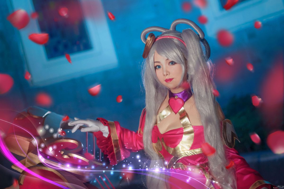 "Liên minh huyền thoại" Ngày Valentine Limited Skin Sweetheart Baby Sona C O S P L A Y