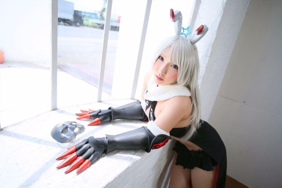 Cô gái trẻ chinh phục ""