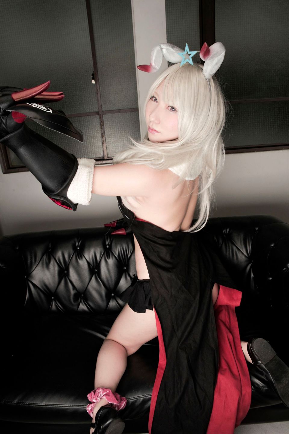 Cô gái trẻ chinh phục ""