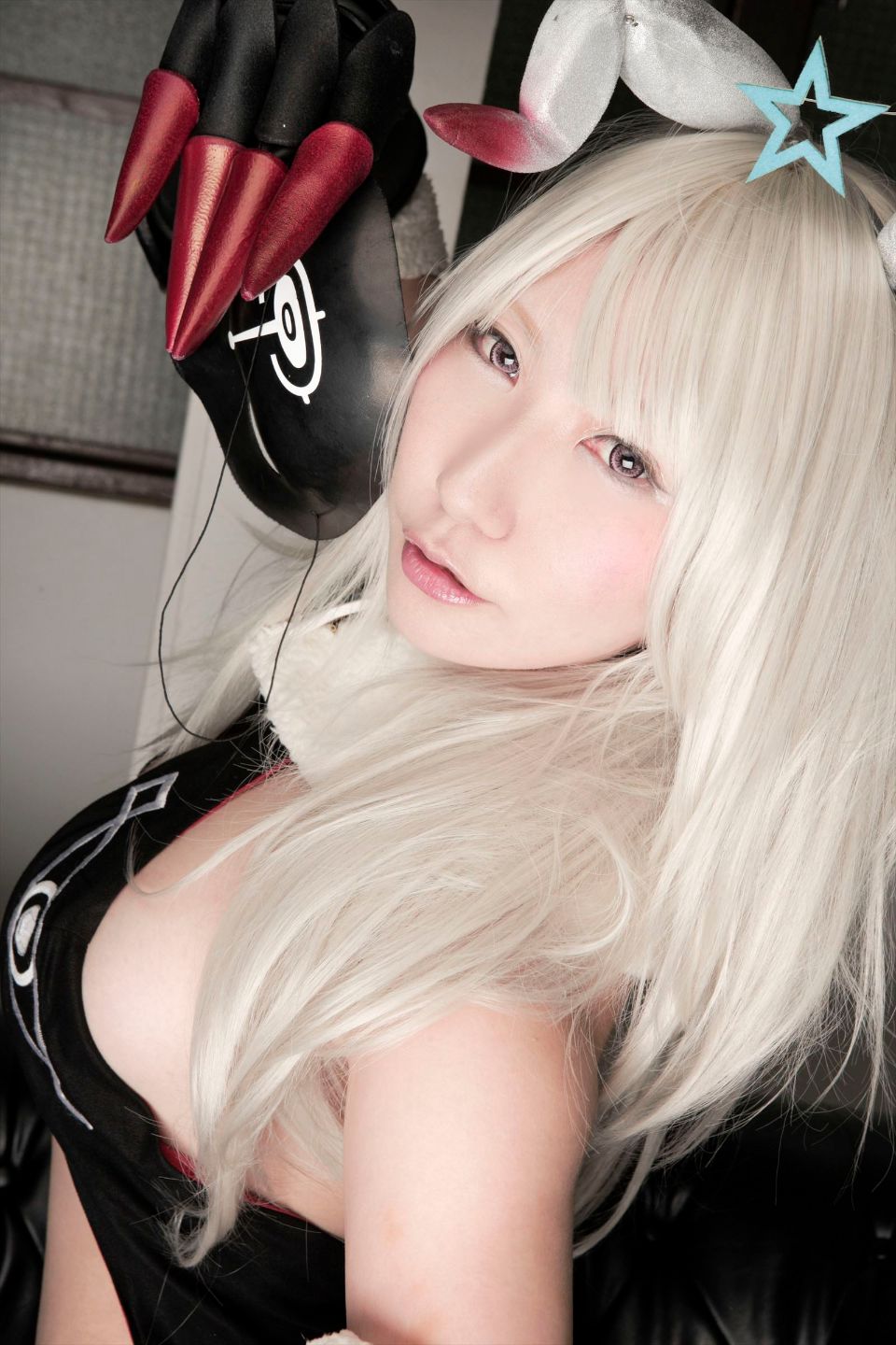 Cô gái trẻ chinh phục ""