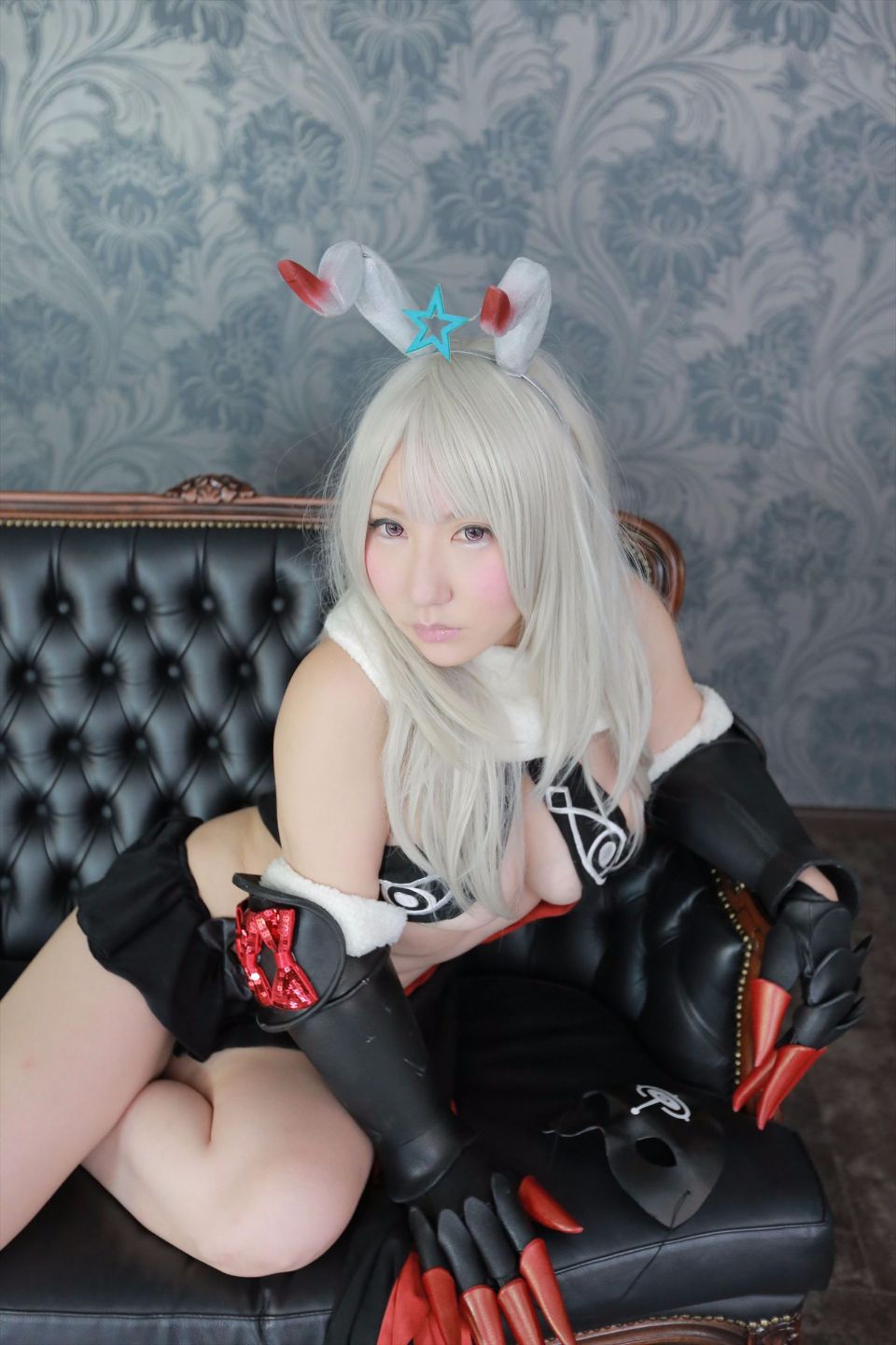 Cô gái trẻ chinh phục ""