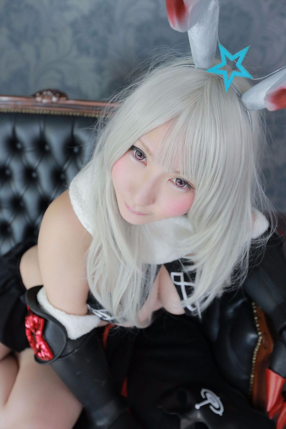 Cô gái trẻ chinh phục ""