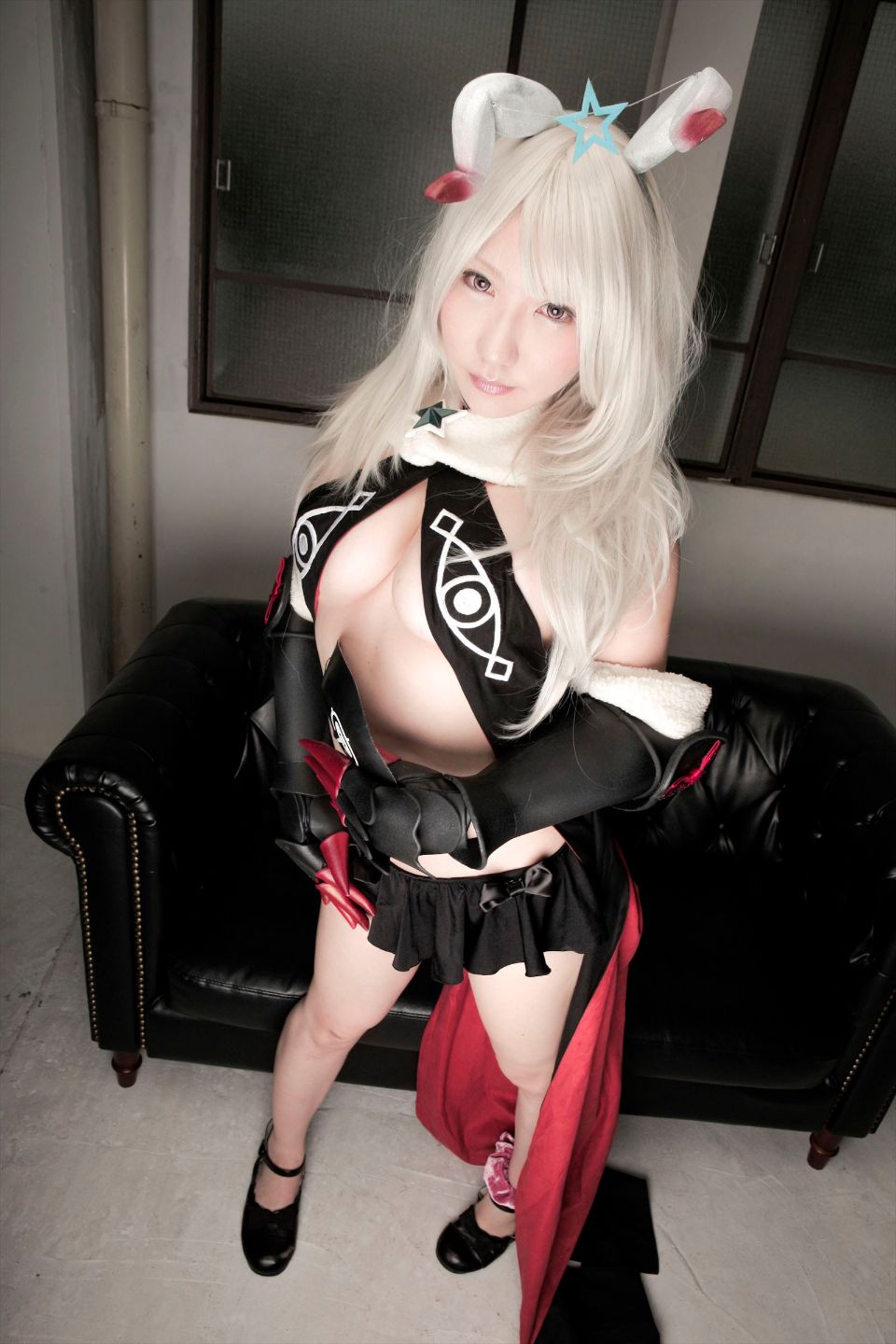 Cô gái trẻ chinh phục ""