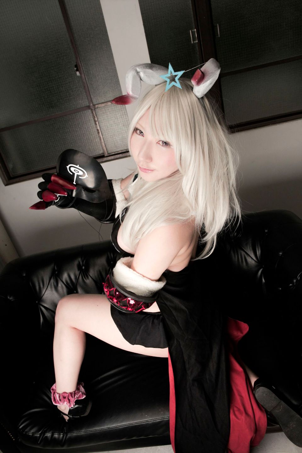 Cô gái trẻ chinh phục ""