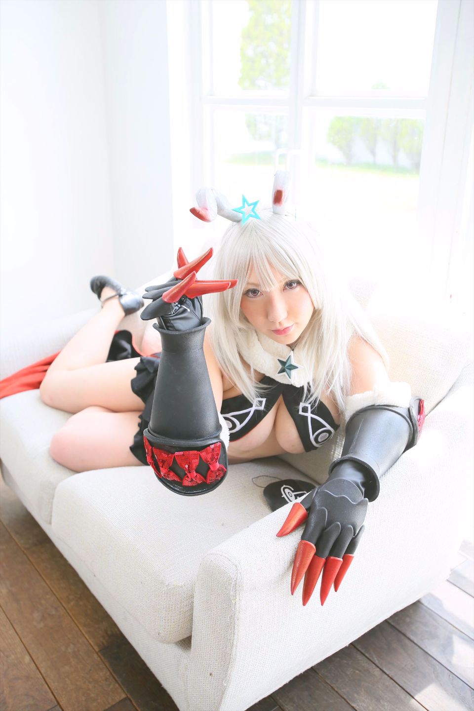 Cô gái trẻ chinh phục ""