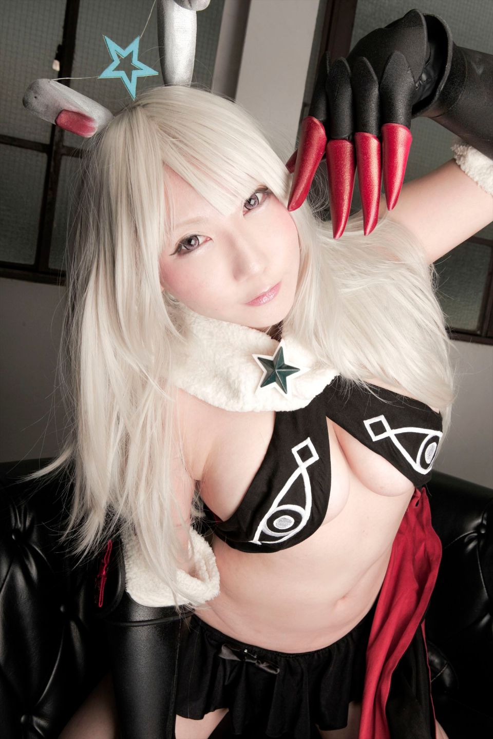 Cô gái trẻ chinh phục ""