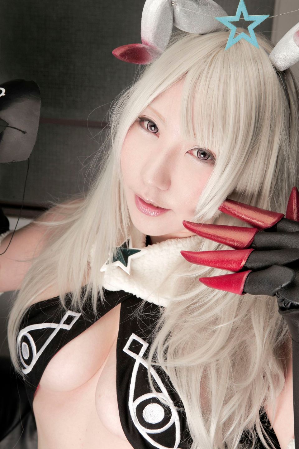 Cô gái trẻ chinh phục ""