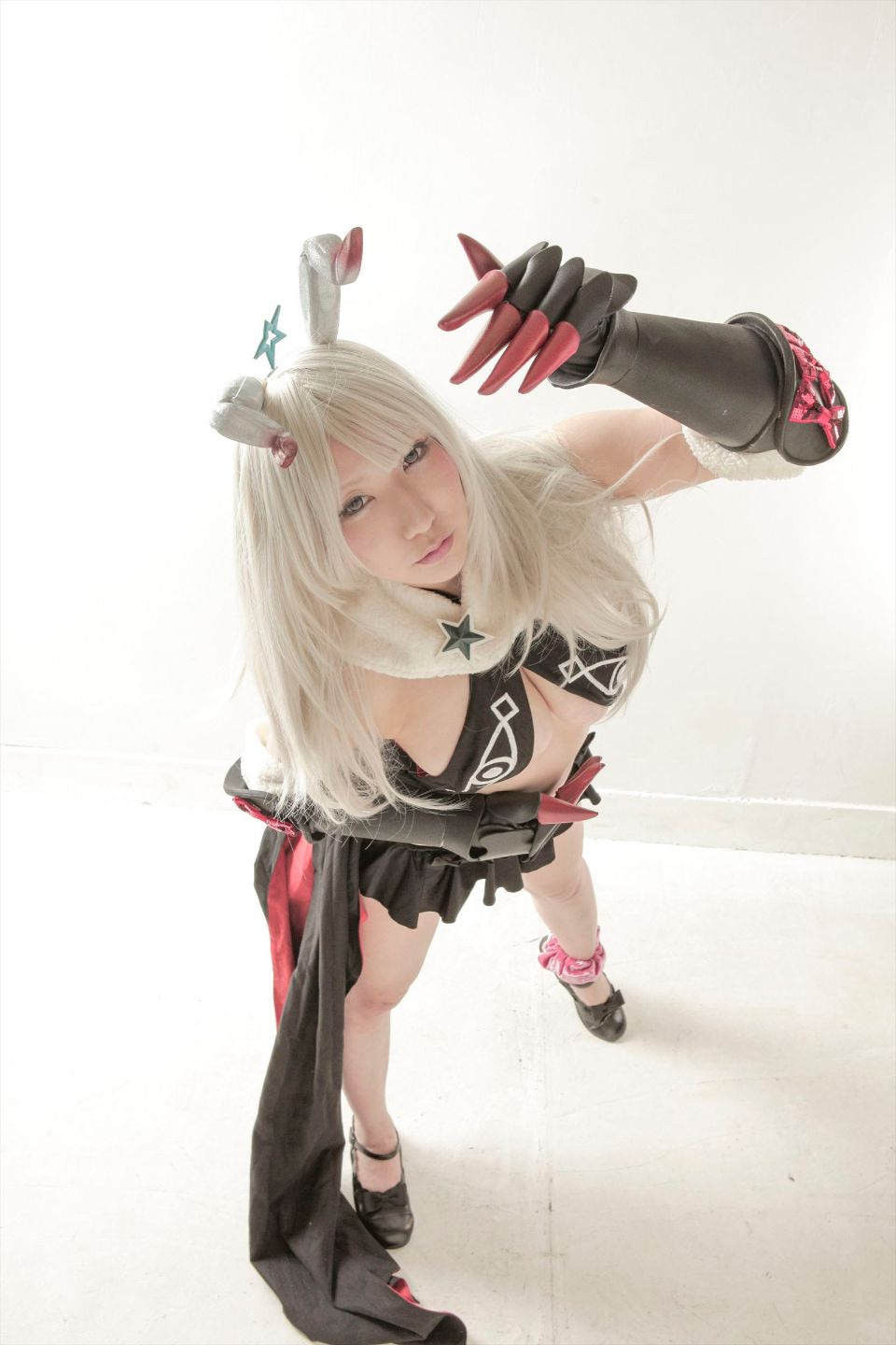 Cô gái trẻ chinh phục ""