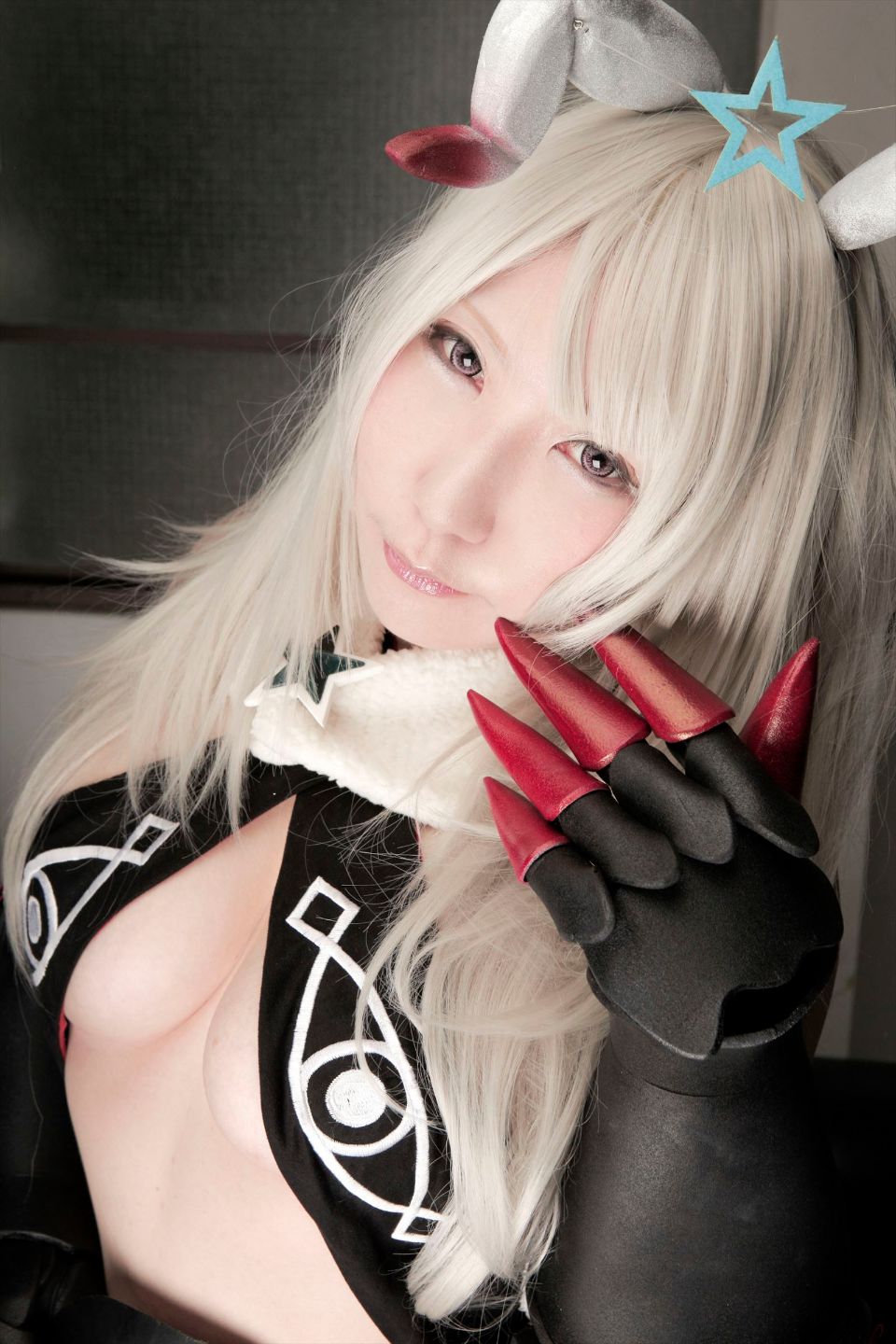 Cô gái trẻ chinh phục ""