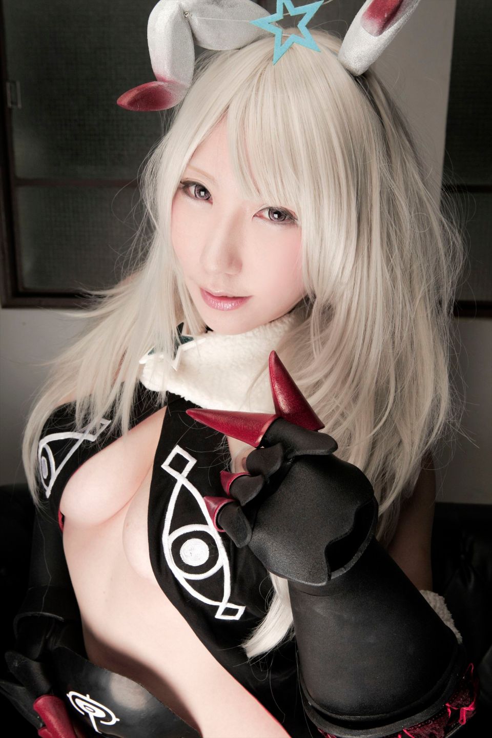 Cô gái trẻ chinh phục ""