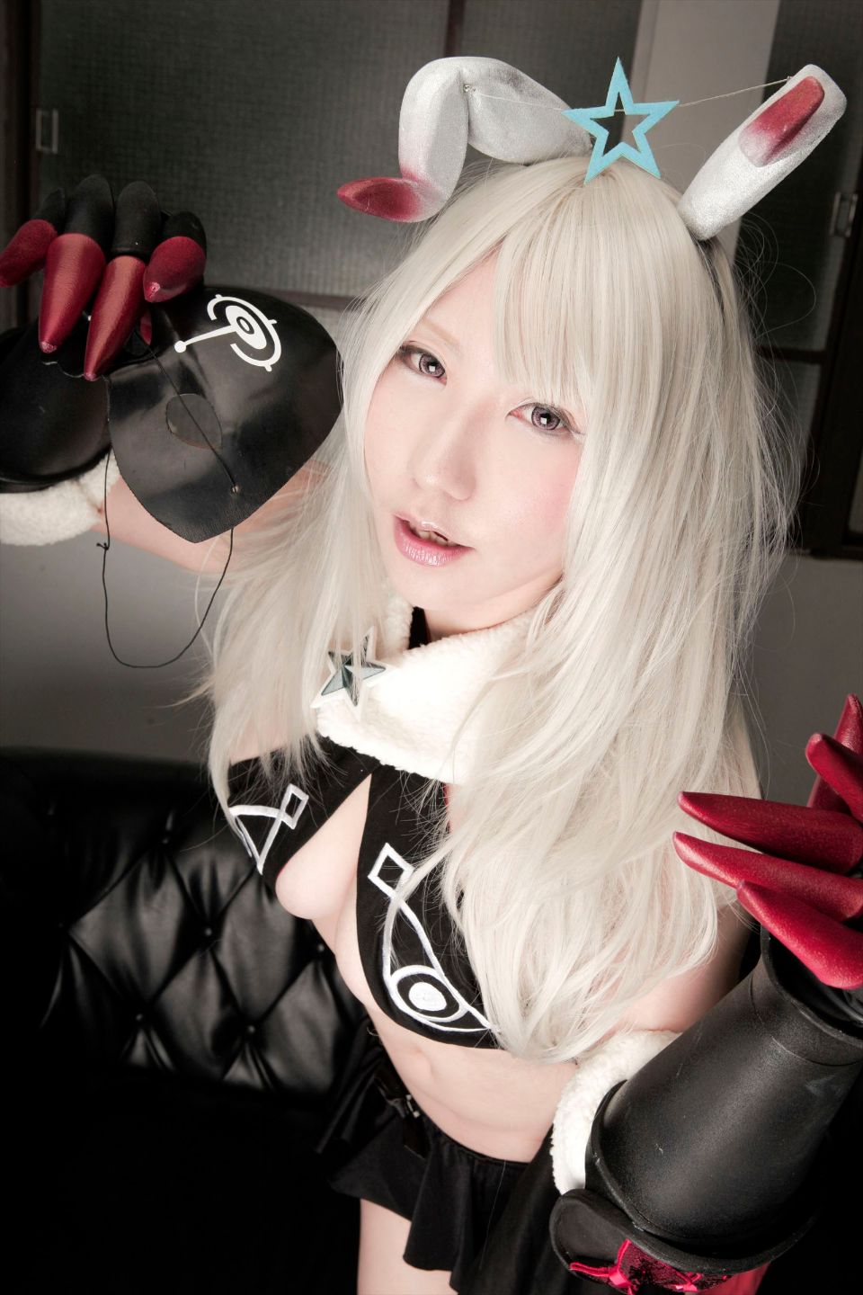 Cô gái trẻ chinh phục ""