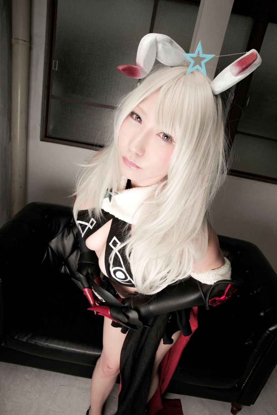 Cô gái trẻ chinh phục ""