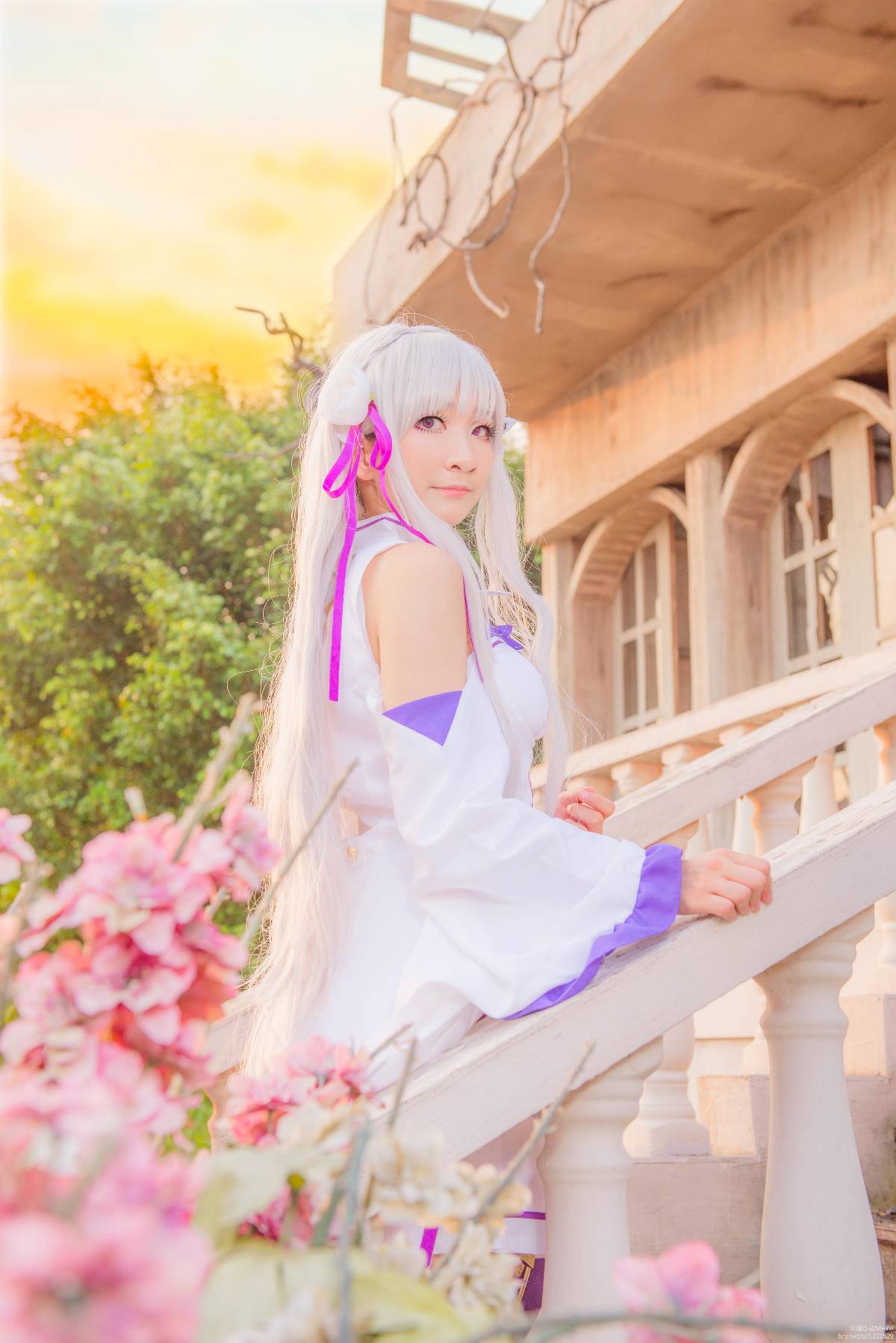 "Cuộc sống ở một thế giới khác từ đầu" Emilia c o s p l a y
