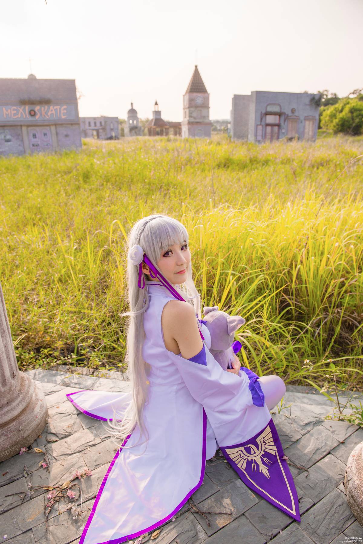 "Cuộc sống ở một thế giới khác từ đầu" Emilia c o s p l a y