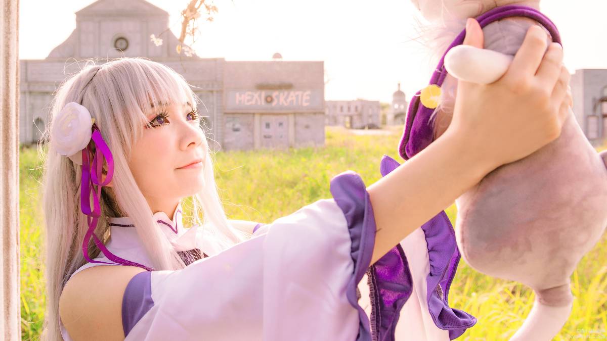 "Cuộc sống ở một thế giới khác từ đầu" Emilia c o s p l a y