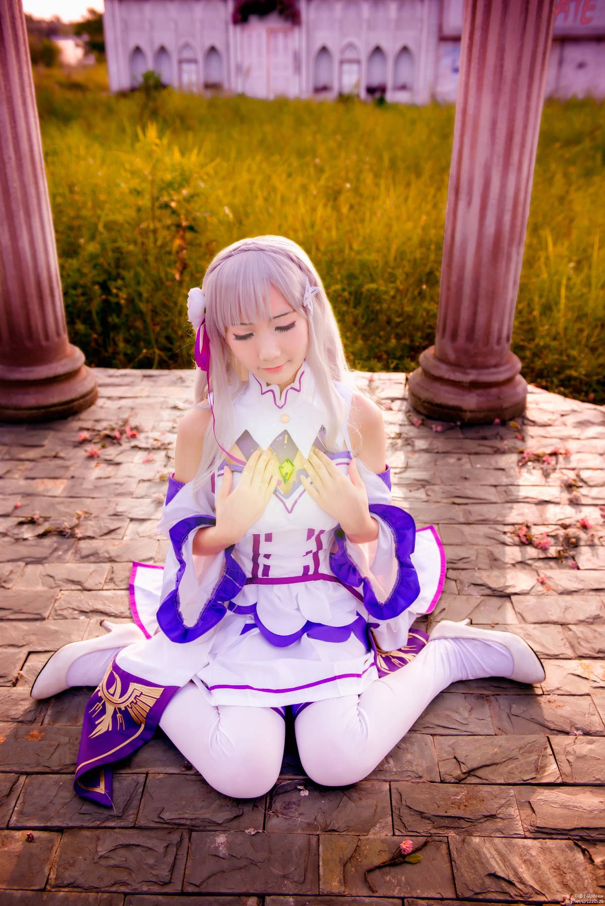 "Cuộc sống ở một thế giới khác từ đầu" Emilia c o s p l a y